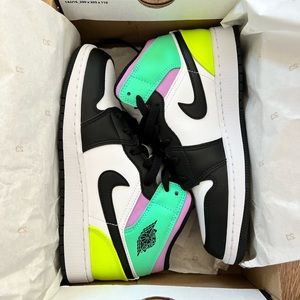 Nike AJ1 mid size 6 Youth/7.5 womens